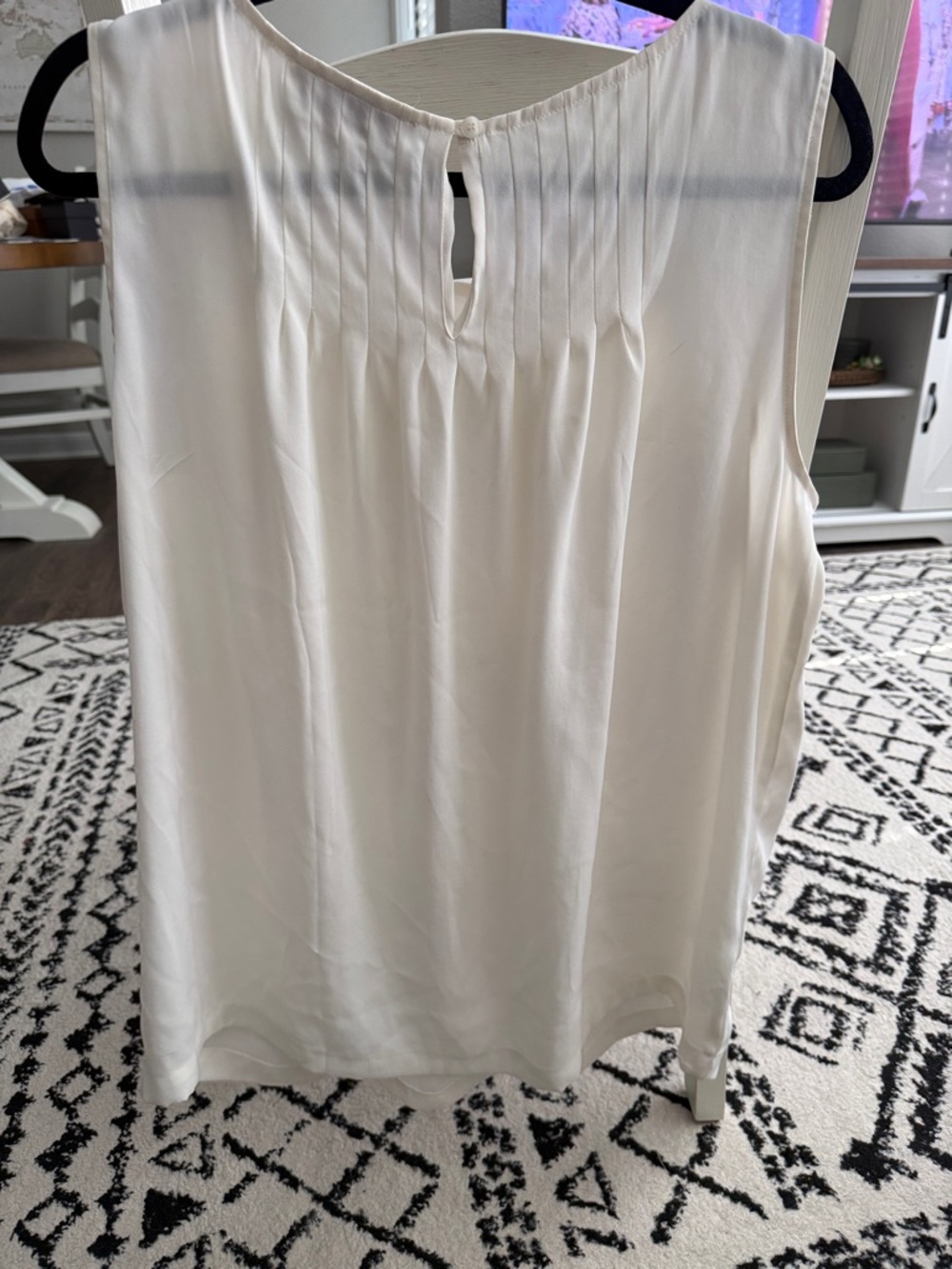 LOFT Ivory Pleated Sleeveless Shell - Picture 2 of 3